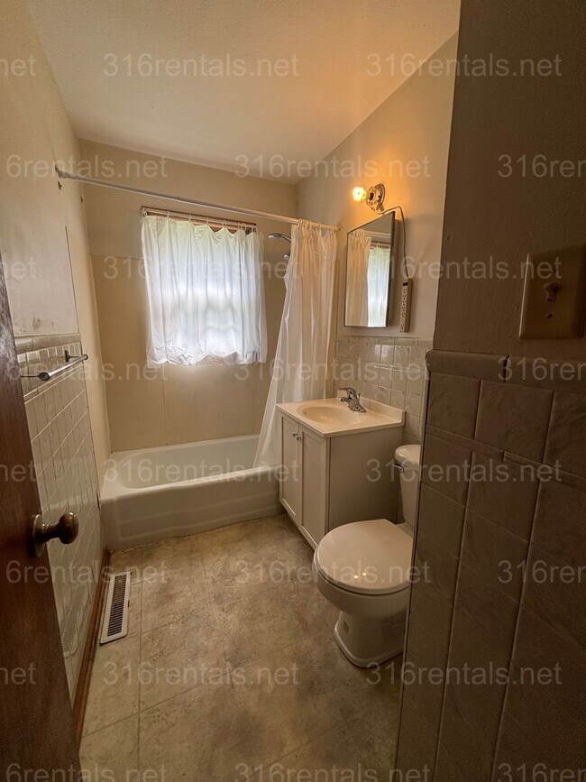 Foto del edificio - Two bed one bath available NOW!
