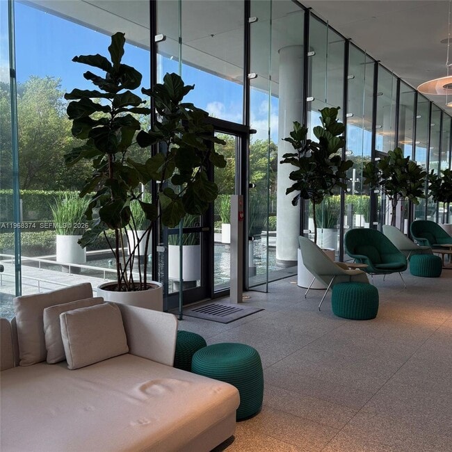 Foto del edificio - 8701 Collins Ave