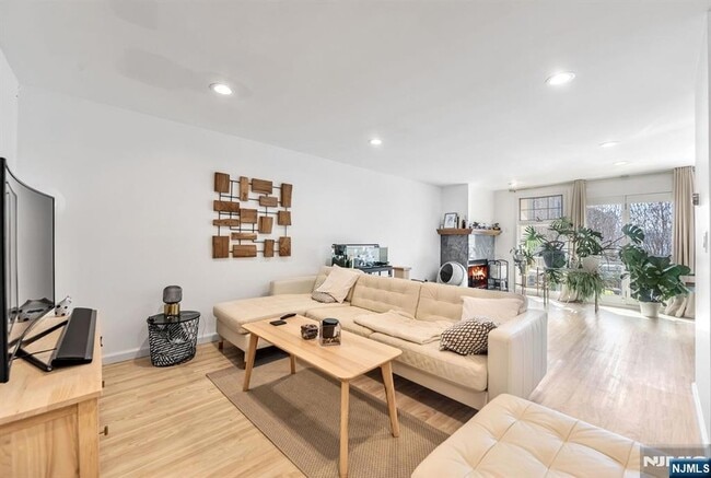 Building Photo - 16 Grand Cove Way