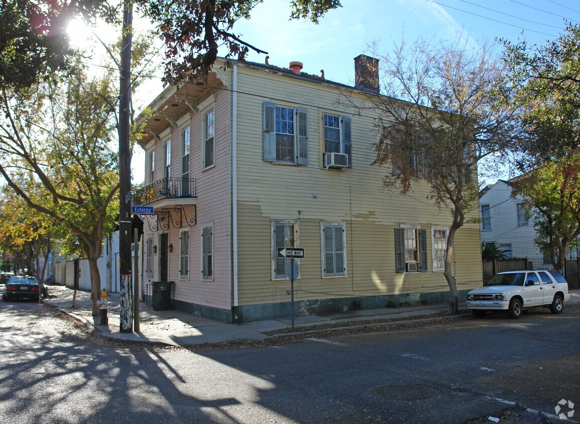 Building Photo - 1701 Prytania St