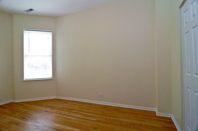 Foto del edificio - 2107 N Sawyer Ave