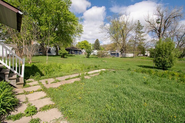 Foto del edificio - Bright, beautiful home with 3 garage spaces & tons of storage!