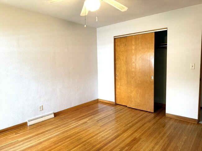 Building Photo - 827 Read St