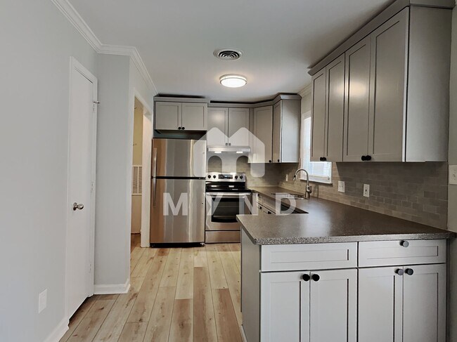 Building Photo - 3001 Pinehurst Dr