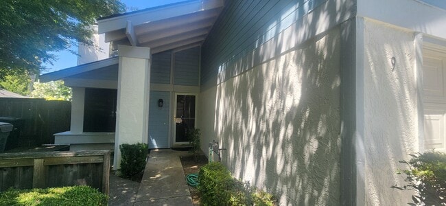 Building Photo - Wonderful 3 Bedroom Home in Greenhaven