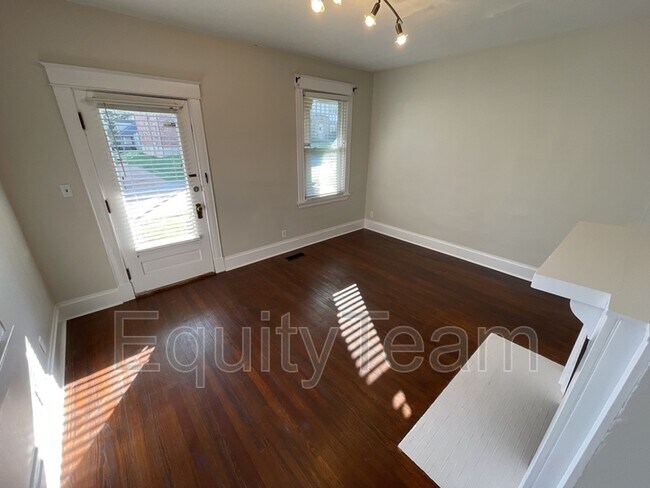 Building Photo - 3549 Vista Ave