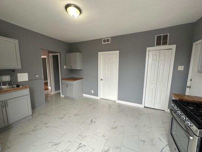 Building Photo - 423 N Lawndale Ave