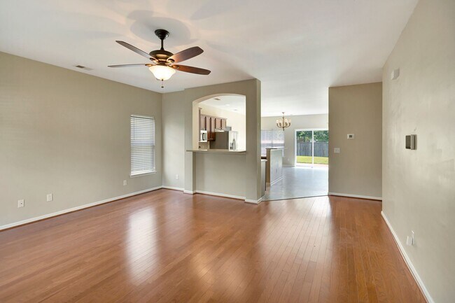 Building Photo - Spacious 4-Bedroom Home with Fenced Yard i...