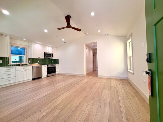 Foto del edificio - Beautiful 2 bedroom 1 Bathroom for rent in North Oak Park! Close to UC Davis and McGeorge Law