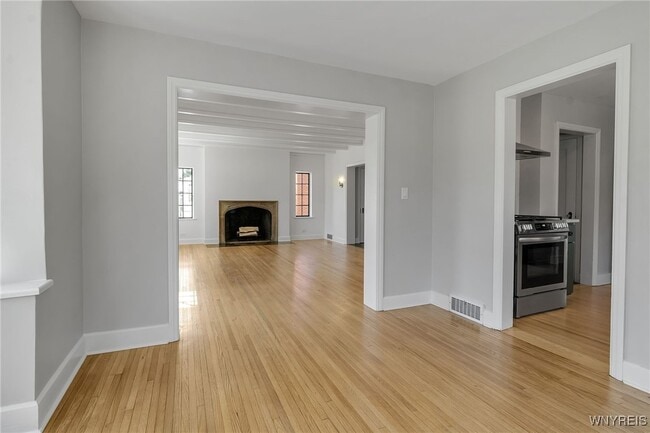 Foto del edificio - 305 Girard Ave
