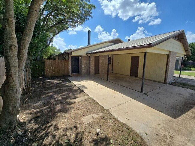 Foto del edificio - **Updated 2 Bed Home with Covered Carport ...