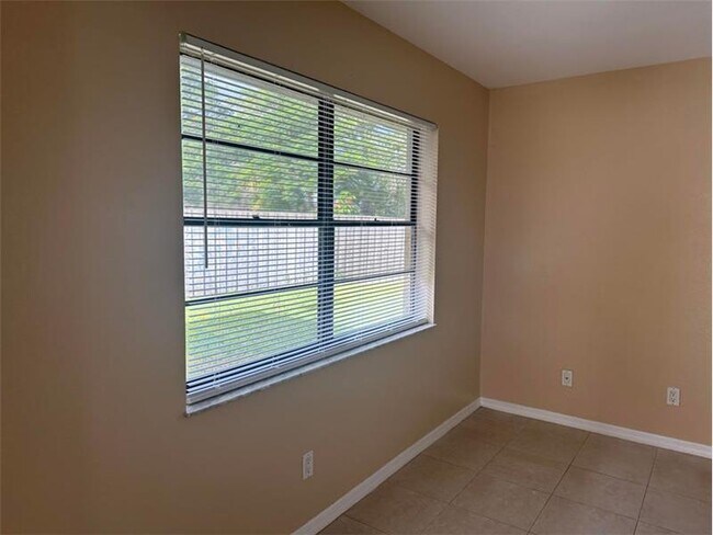 Building Photo - 569 SE Fallon Dr