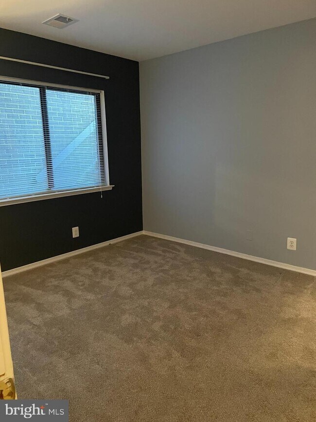 Building Photo - 2615 Glengyle Dr