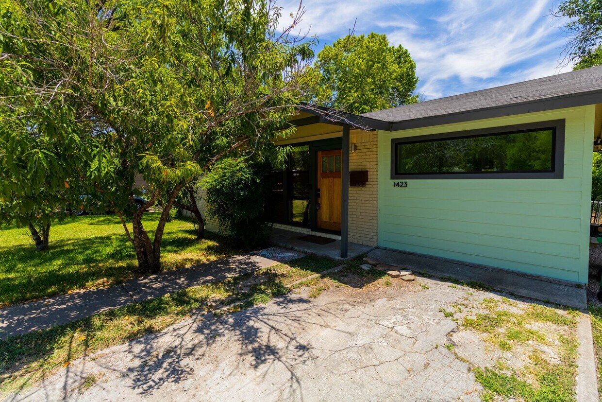 Primary Photo - Beautiful 3 bedroom home minutes from Down...