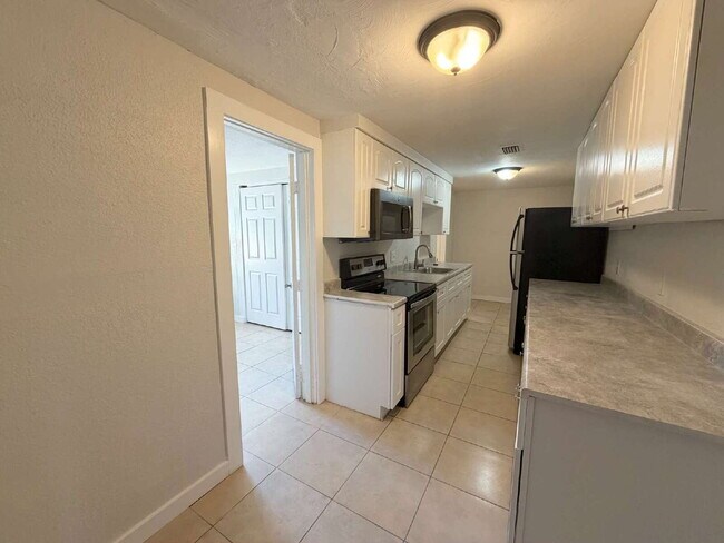 Foto del edificio - 6651 River Rd