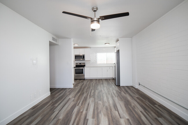 Building Photo - 2503 E Clarendon Ave