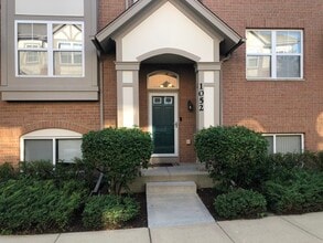 Building Photo - 1052 N Claremont Dr