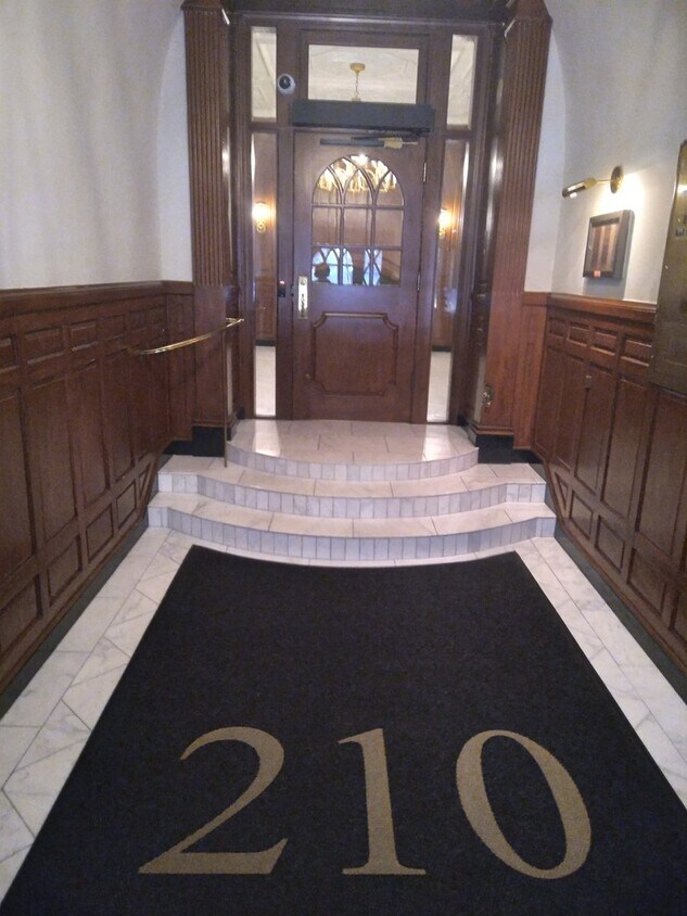 Foto principal - 210 E Pearson St