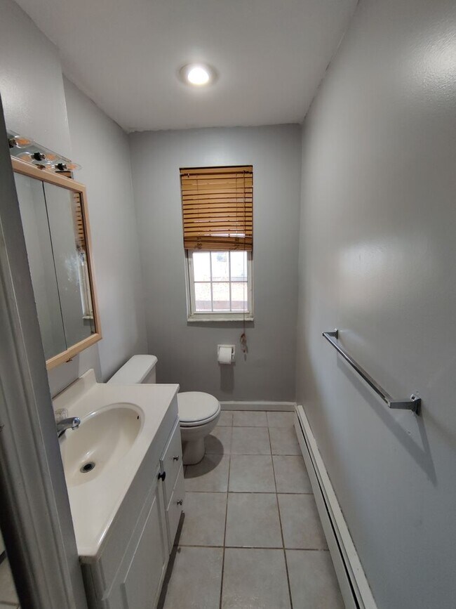 Building Photo - PRIVATE, COZY 2-3 BDRM 1.5 BATH HOME W/ HU...