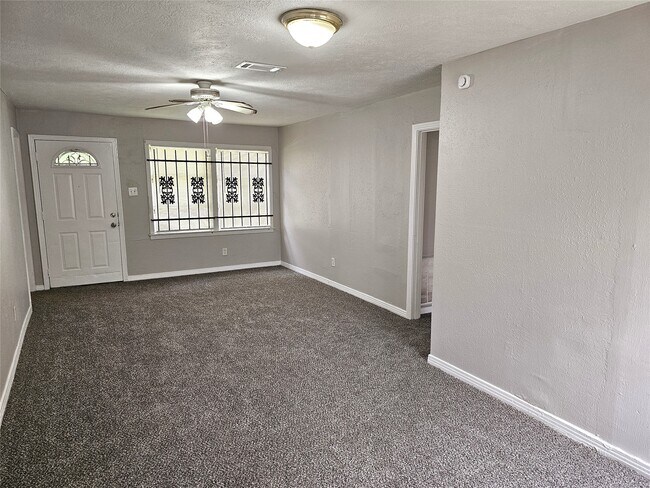 Building Photo - 5902 Pershing St