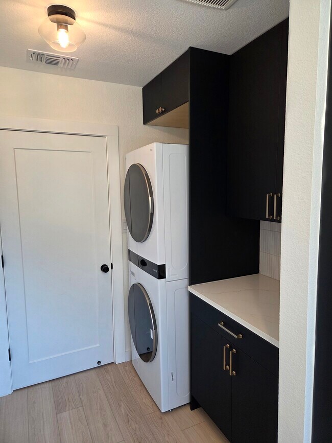 Lavandería fuera de la cocina principal - 10717 Deer Canyon Rd