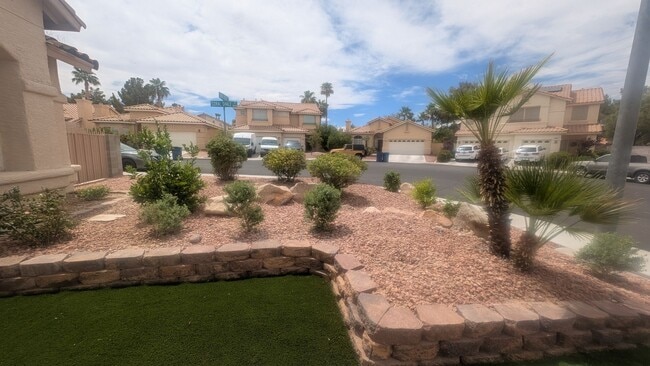 Building Photo - 3 bedroom 1 story house with large backyar...