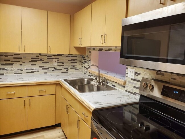 Foto del edificio - 8615 NW 8th St