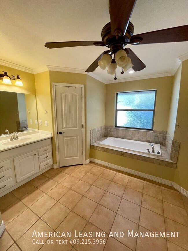 Building Photo - Charming 3bd/2bath Brick Home in Brookholl...