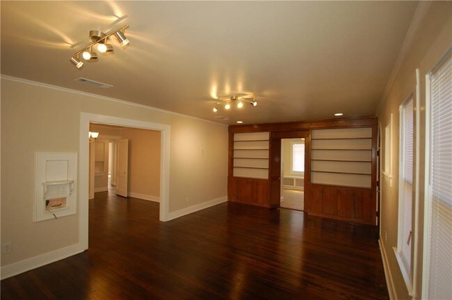 Building Photo - 1408 N Riverside Dr
