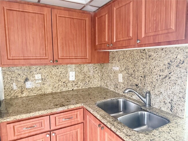 Building Photo - 300 NE 14th Ave