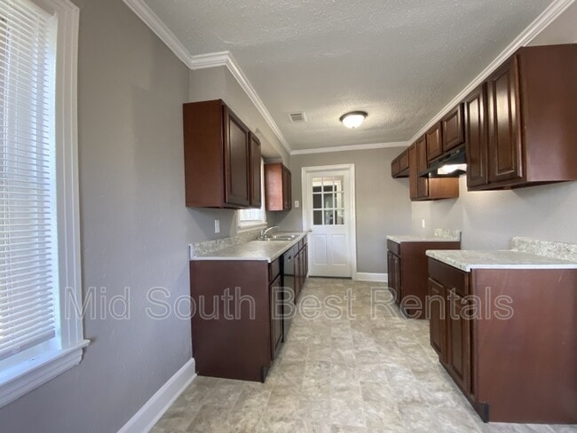 Building Photo - 2329 Longstreet Dr