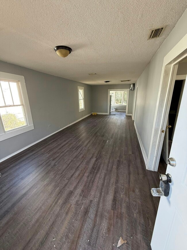 Building Photo - 1161 McRae Ave