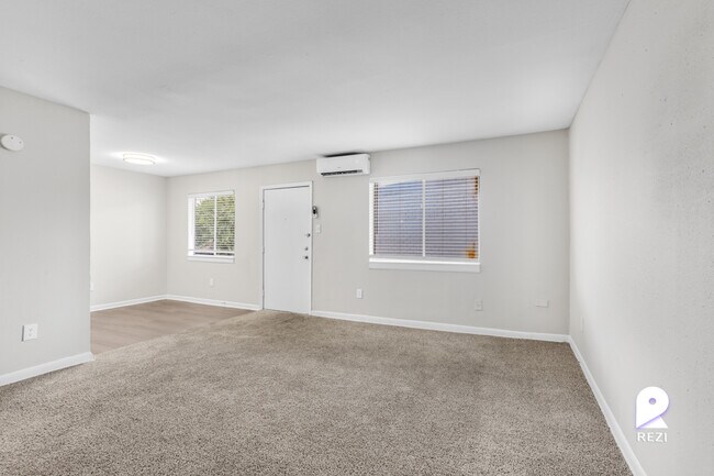 Building Photo - 5135 North Fwy