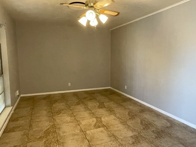 Building Photo - 1305 Peterson Dr