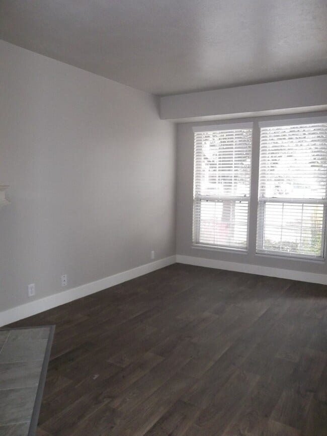 Building Photo - End Unit Spacious Two Bedroom Two & Half B...