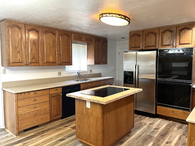 Foto del edificio - 3 Bedroom, 2 Bath Home In Aurora Hills, Updated Flooring And Huge Backyard