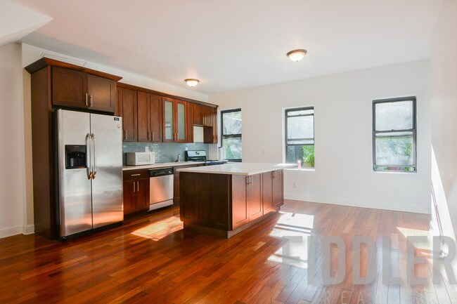 Foto del edificio - 270 Throop Ave