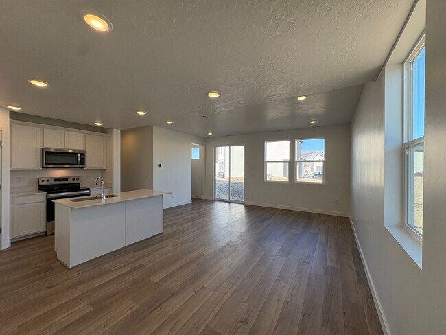 Foto del edificio - Gorgeous End-Unit Townhome in beautiful Sa...