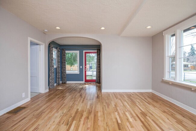 Foto del edificio - Charming North End Bungalow with Spacious ...