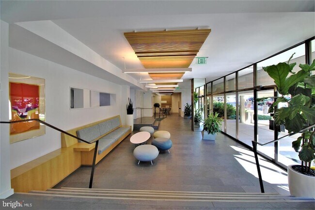 Foto del edificio - 3333 University Blvd W