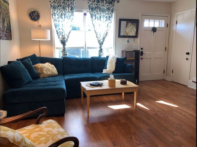 Building Photo - 2 Bedroom, 1.5 Bath Fully Renovated Townhome