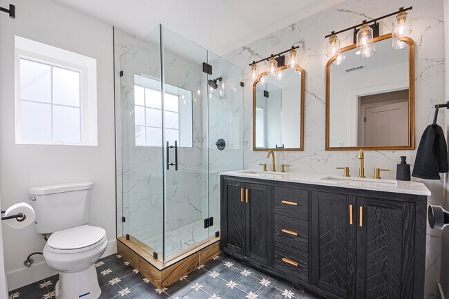 Foto del edificio - Luxury Living with Massive Private Yard in Downtown Burbank!