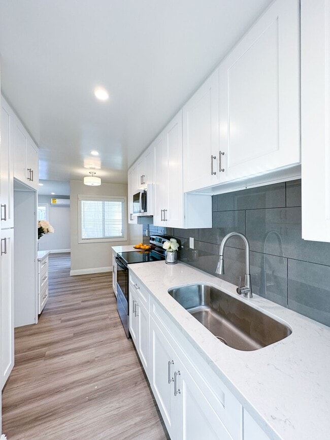 Building Photo - The Broadway Apartments