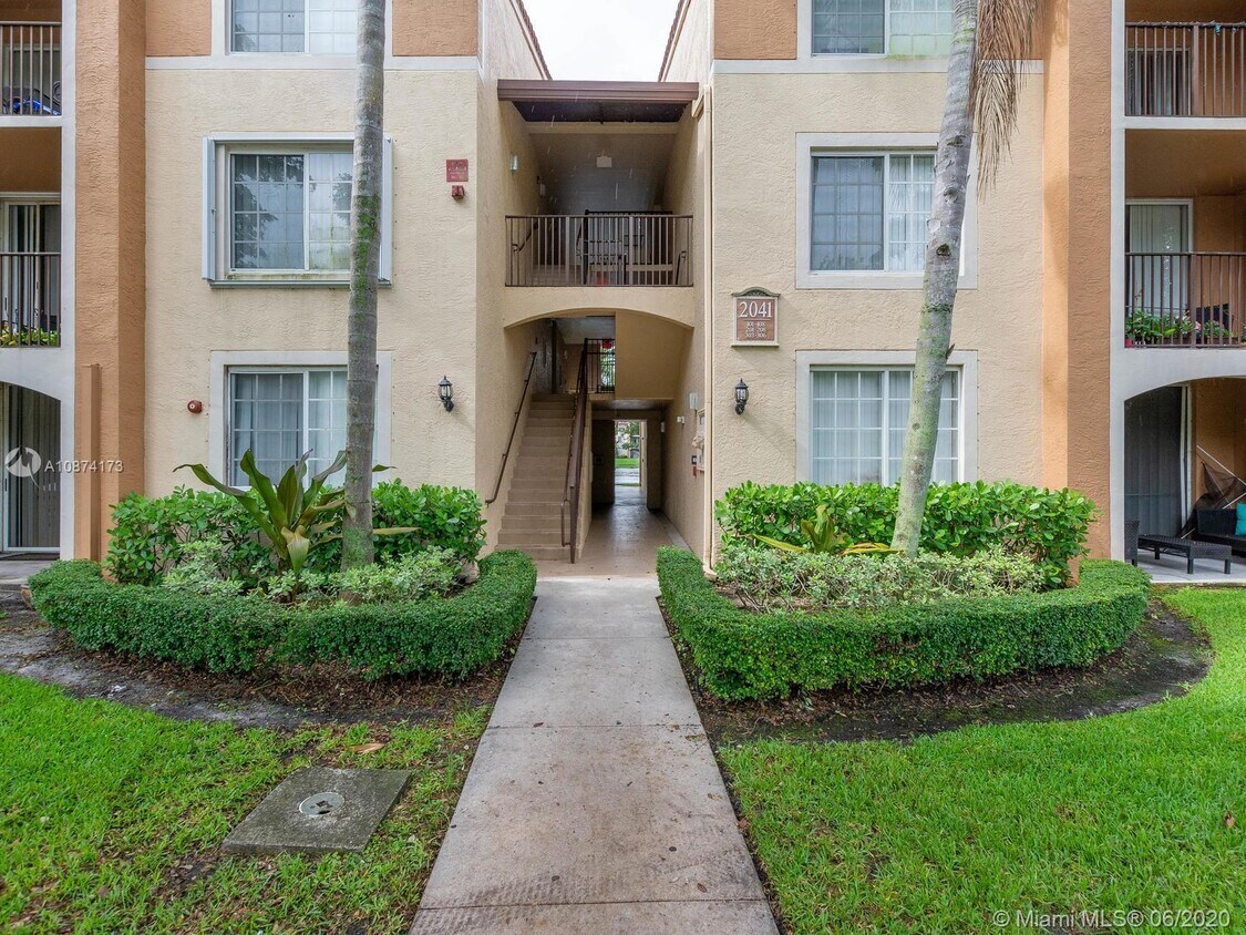 Primary Photo - 2041 Renaissance Blvd