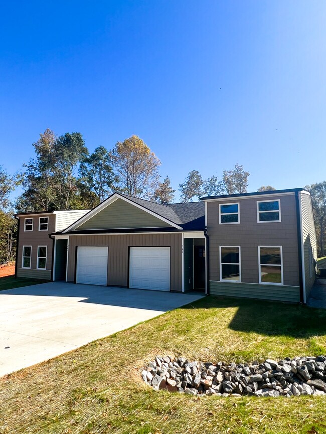 Building Photo - 323 R C Thompson Rd