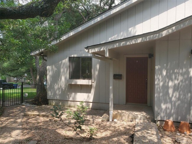 Foto del edificio - 3000 Maywood Cir
