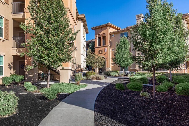 Building Photo - Villas at North Village