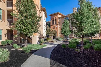 Building Photo - Villas at North Village