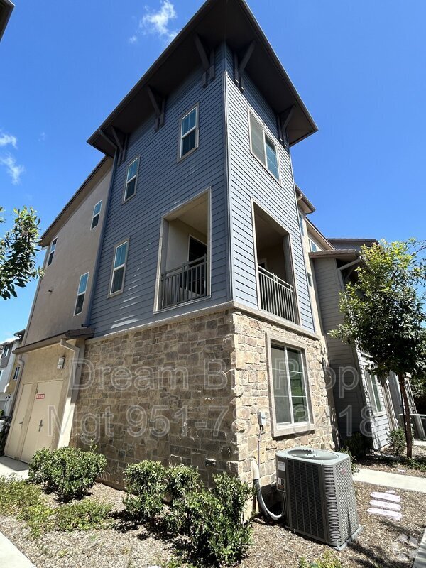 Building Photo - 609 Savi Dr
