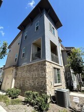 Building Photo - 609 Savi Dr
